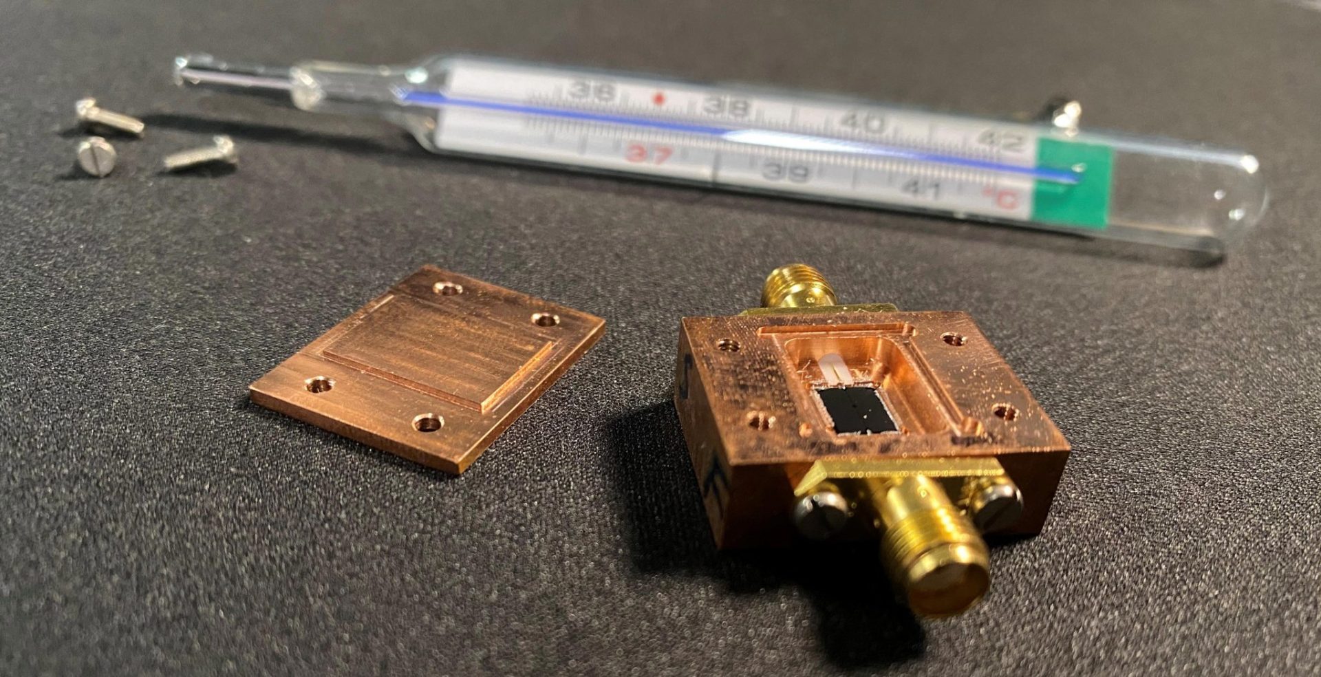 New superconducting thermometer for Quantum Computers