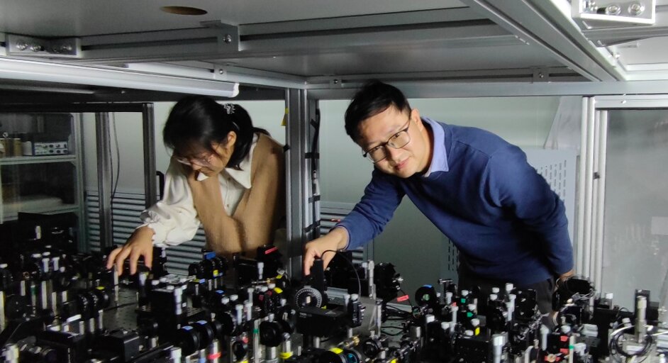 Zheng-Da Li and Ya-Li Mao preparing the experiment. Credit: Li et al.