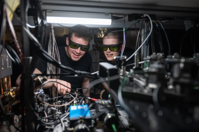 Dougal Main and Beth Nichol working on the distributed quantum computer. Credit John Cairns