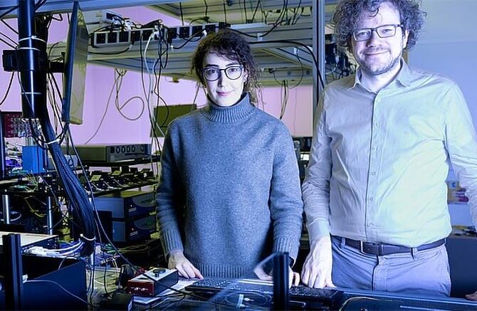 Anahita Khodadad Kashi and Prof. Dr. Michael Kues demonstrated for the first time entanglement-based quantum key distribution using the frequency degree of freedom to enable scalable quantum networks. Credit: Leibniz University Hannover