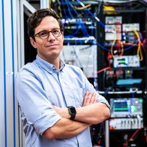 Professor Johannes Fink at the Institute of Science and Technology Austria (ISTA): A team of physicists from his group achieved a fully optical readout of superconducting qubits. Credit: © Nadine Poncioni | ISTA