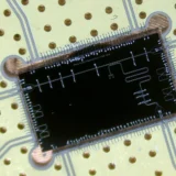 Nonlinear superconducting resonator circuit for investigating dissipative phase transitions. Credit: Guillaume Beaulieu (EPFL)