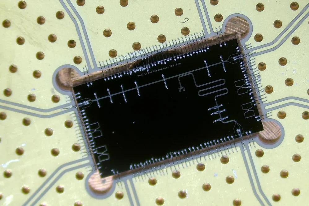 Nonlinear superconducting resonator circuit for investigating dissipative phase transitions. Credit: Guillaume Beaulieu (EPFL)